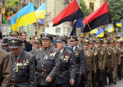 Veteranos de la Ejército Insurgente Ucranios desfilan en el <i>Día de los Héroes</i>.