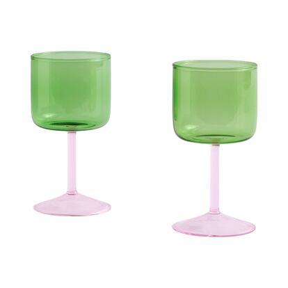 Las copas de vino Tint de HAY dan un toque de color a la mesa. En WOW CONCEPT.