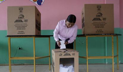 Una mujer deposita su voto en un colegio electoral de la capital, Quito.