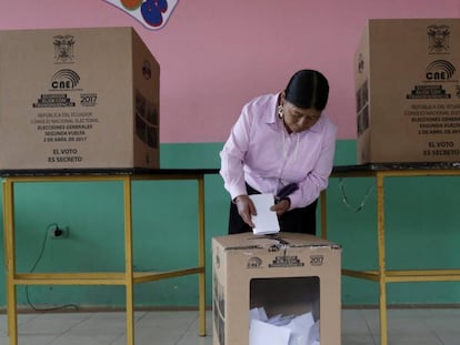 Una mujer deposita su voto en un colegio electoral de la capital, Quito.