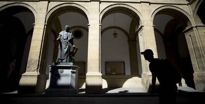 Escultura de Rodrigo Fern&aacute;ndez de Santaella realizada por Joaqu&iacute;n Bilbao en uno de los patios de la antigua F&aacute;brica de Tabacos de Sevilla, actual Rectorado de la Universidad.