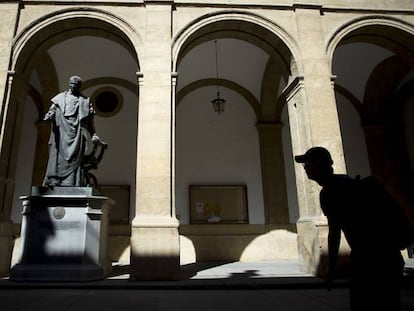 Escultura de Rodrigo Fern&aacute;ndez de Santaella realizada por Joaqu&iacute;n Bilbao en uno de los patios de la antigua F&aacute;brica de Tabacos de Sevilla, actual Rectorado de la Universidad.