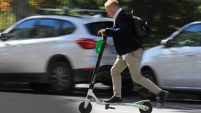 Un usuario de patinete eléctrico en Madrid.