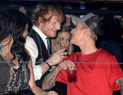 De izquierda a derecha: Ed Sheeran y Justin Bieber, en los MTV EMAs 2015.
