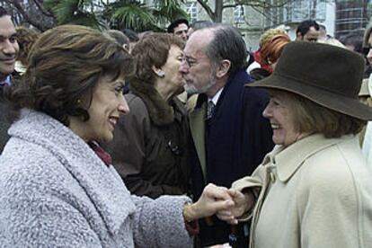 Natividad Rodríguez, viuda de Buesa, saluda a María Teresa Castells, esposa de José Ramón Recalde, a su lado.