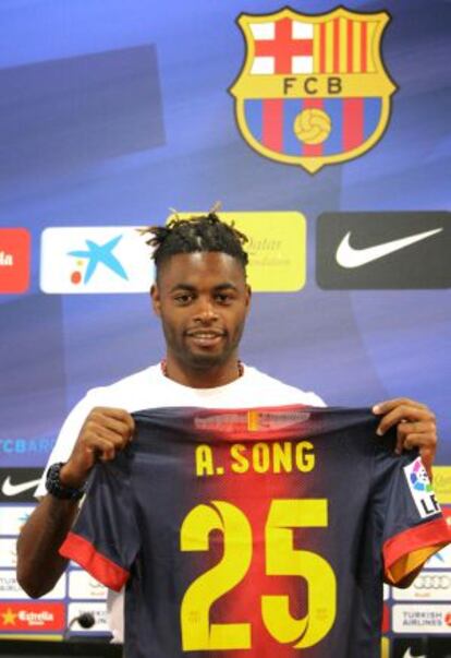 Song posa con la camiseta del Barça en su presentación.