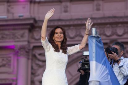 La presidenta saliente, Cristina Fernández, junto a la Casa Rosada.