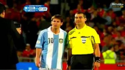 Captura del momento en que el linier se fotografía junto a Messi.