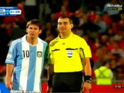 Captura del momento en que el linier se fotograf&iacute;a junto a Messi.