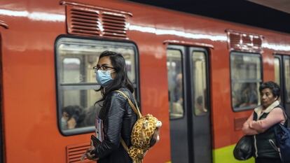 Una mujer usa mascarilla en el metro de la Ciudad de México. Los transportes públicos han sido foco de contagio en varios de los puntos más afectados, como Nueva York, en Estados Unidos, o Madrid.