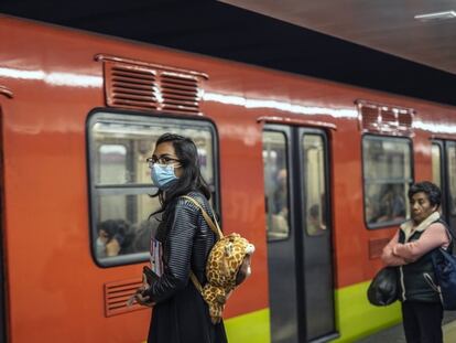 Una mujer usa mascarilla en el metro de la Ciudad de México. Los transportes públicos han sido foco de contagio en varios de los puntos más afectados, como Nueva York, en Estados Unidos, o Madrid.