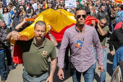 Alberto Bruguera, con gafas de sol, en una manifestación  de ex-legionarios por El Centro de Barcelona.