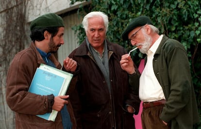 El director argentino Enrique Gabriel conversa con los actores Federico Luppi y Héctor Alterio durante el rodaje de la película "Las huellas borradas", en Riaño, en 1998.