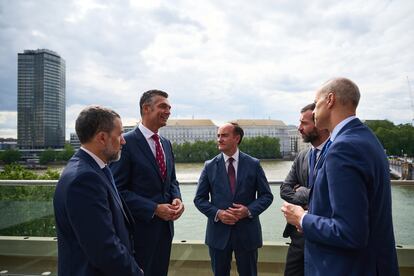 Encuentro ayer en Londres entre Javier López, director de Desarrollo y Comercial de la Autoridad Portuaria Bahía de Algeciras; Carlos Giner, director comercial de Energías Limpias de Cepsa; Gerardo Landaluce, presidente del Puerto de Algeciras; Benito Quintanilla, director general de Marina Mercante, y Víctor Jimenez, secretario de Transportes de la Embajada de España en Londres y representante de España en la IMO.