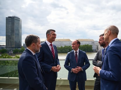 Encuentro ayer en Londres entre Javier López, director de Desarrollo y Comercial de la Autoridad Portuaria Bahía de Algeciras; Carlos Giner, director comercial de Energías Limpias de Cepsa; Gerardo Landaluce, presidente del Puerto de Algeciras; Benito Quintanilla, director general de Marina Mercante, y Víctor Jimenez, secretario de Transportes de la Embajada de España en Londres y representante de España en la IMO.