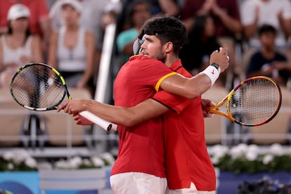 Nadal y Alcaraz se abrazan tras la derrota.