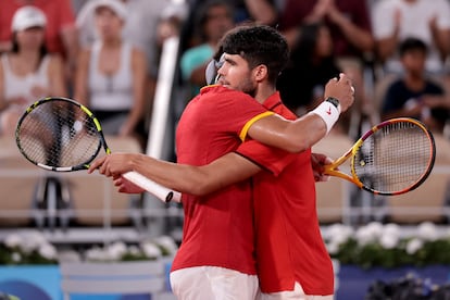 Nadal and Alcaraz embrace after the defeat.