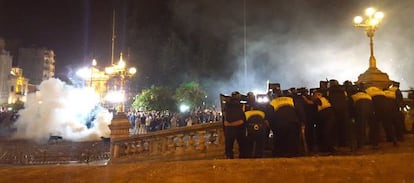 Enfrentamientos entre manifestantes y policía en Tucumán (Argentina).