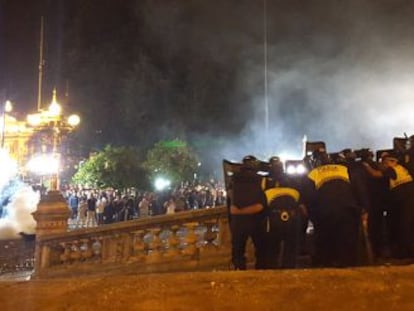 Confrontos entre manifestantes e policial em Tucumán (Argentina).