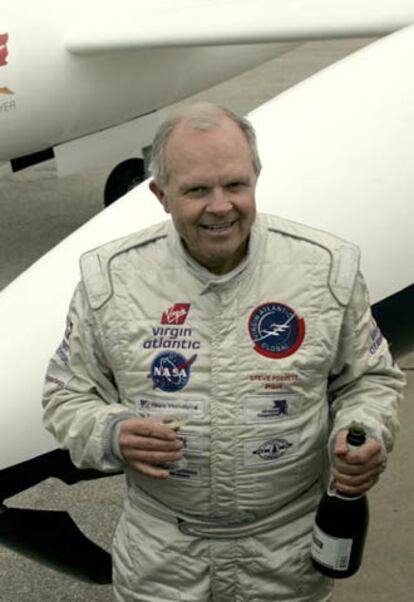 Steve Fossett hace un brindis en el Salina Municipal Airport después de aterrizar su GlobalFlyer.