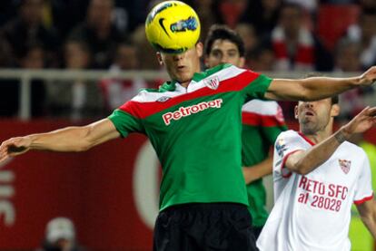 De Marcos, autor del gol de la victoria del Athletic, cabecea el balón.