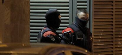 Agentes del Grupo Especial de Intervención de los Mossos d'Esquadra, durante el registro a una vivienda.