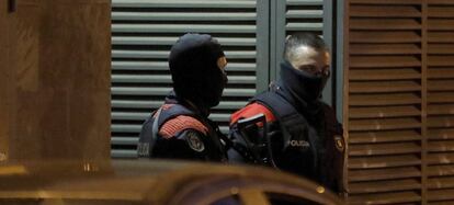 Agentes del Grupo Especial de Intervenci&oacute;n de los Mossos d&#039;Esquadra, durante el registro a una vivienda.