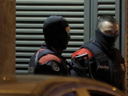 Agentes del Grupo Especial de Intervenci&oacute;n de los Mossos d&#039;Esquadra, durante el registro a una vivienda.