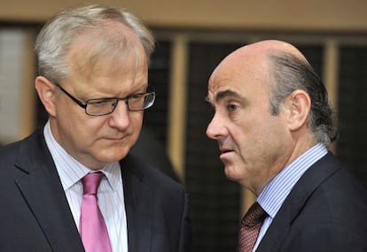 EU Commissioner for Economic and Monetary Affairs Olli Rehn and Spanish Economy Minister Luis De Guindos (r) talk at the Kirchberg conference center in Luxembourg. 