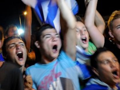 Aficionados griegos celebran la clasificaci&oacute;n de su selecci&oacute;n, frente al Parlamento, en Atenas.