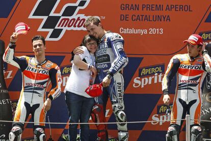 Lorenzo, Pedrosa y Marc Marquez con la diseñadora Anna Vives