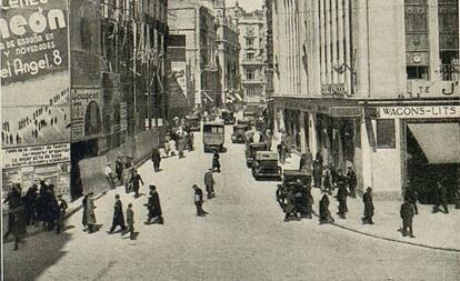 Calle de los Peligros (actual 'Virgen de los Peligros') en una imagen anterior a 1932. La calle fue una de las que se reasfaltaron y aceraron durante la República.