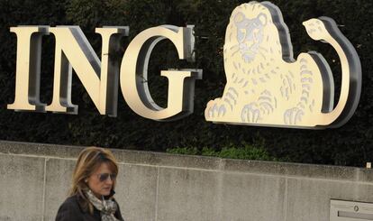 Una mujer pasea por delante de una oficina de ING en Bruselas.