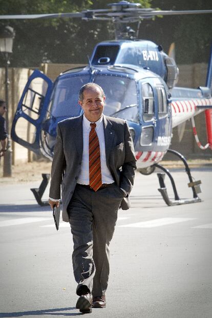 Felip Puig, a su llegada en helicóptero al Parlament.