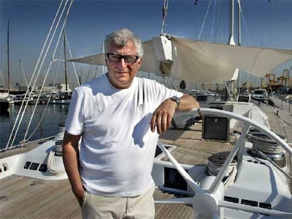 Patrizio Bertelli, ayer en su yate, en el puerto de Valencia.