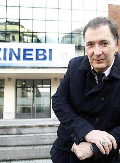 Ernesto del Río posa a la entrada de la sede donde se celebrará la nueva edición de Zinebi.