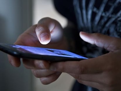 Una persona sujeta un 'smartphone'.