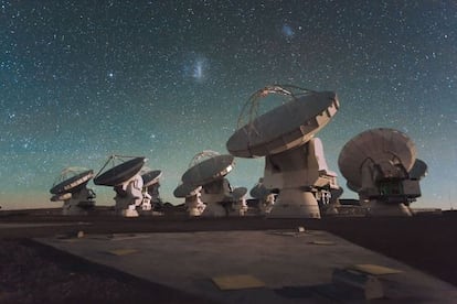 Recreación del conjunto de antenas del nuevo radiotelescopio internacional ALMA situado en los Andes chilenos, a más de 5.000 metros de altura.