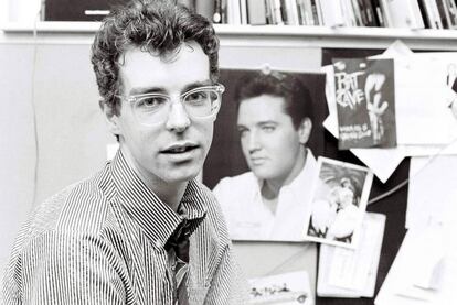 Neil Tennant, de los Pet Shop Boys, fotografiado con una imagen de Elvis Presley cuando era un periodista musical en la revista 'Smash Hits' en 1983. Solo cinco años después triunfaría con una versión de un tema que popularizó el rey del rock mencionada (para bien) en este artículo, 'Always in my mind'.