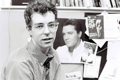 Neil Tennant, de los Pet Shop Boys, fotografiado con una imagen de Elvis Presley cuando era un periodista musical en la revista 'Smash Hits' en 1983. Solo cinco años después triunfaría con una versión de un tema que popularizó el rey del rock mencionada (para bien) en este artículo, 'Always in my mind'.