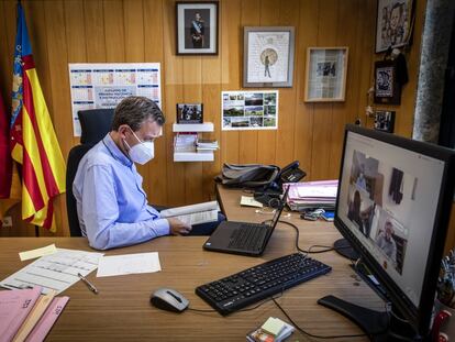 El magistrado José Luis Mendoza, en su despacho en el Juzgado de Primera Instancia e Instrucción 4 y de Violencia sobre la Mujer de Sueca (Valencia).