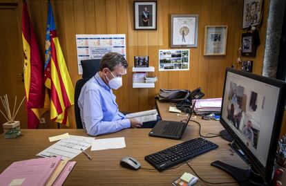 El magistrado José Luis Mendoza, en su despacho en el Juzgado de Primera Instancia e Instrucción 4 y de Violencia sobre la Mujer de Sueca (Valencia).