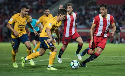 Vietto trata de zafarse de un defensa del Girona, con Correa a su espalda.