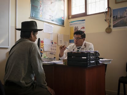 Felix Salazar, de 61 años, en la consulta de su médico en Cochabamba, Bolivia, en 2016. Padeció dolor en el corazón durante un año hasta que fue diagnosticado de mal de Chagas.