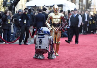 Los famosos robots R2-D2 y, a la izquierda, C-3PO no quisieron dejar escapar la oportunidad de pisar una alfombra roja que medía más de un kilómetro de largo.