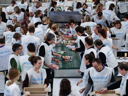 Voluntaris organitzant en caixes els aliments que provenen del Gran Recapte.