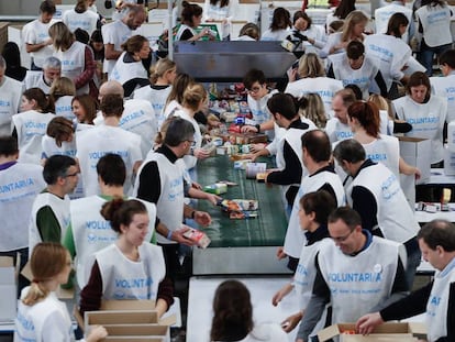 Voluntarios organizan en diferentes cajas los alimentos que provienen del Gran Recapte.