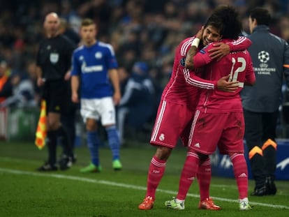 Lucas Silva felicita a Marcelo por su gol.