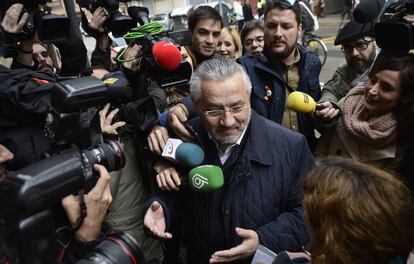 El diputado valenciano Miquel Dom&iacute;nguez llega al cuartel de la Guardia Civil de Patraix (Valencia).