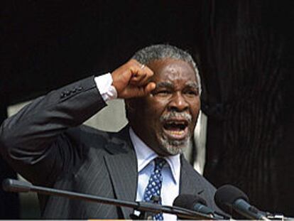 El presidente surafricano, Thabo Mbeki, habla en la inauguración del foro de ONG paralelo a la Conferencia de Durban.